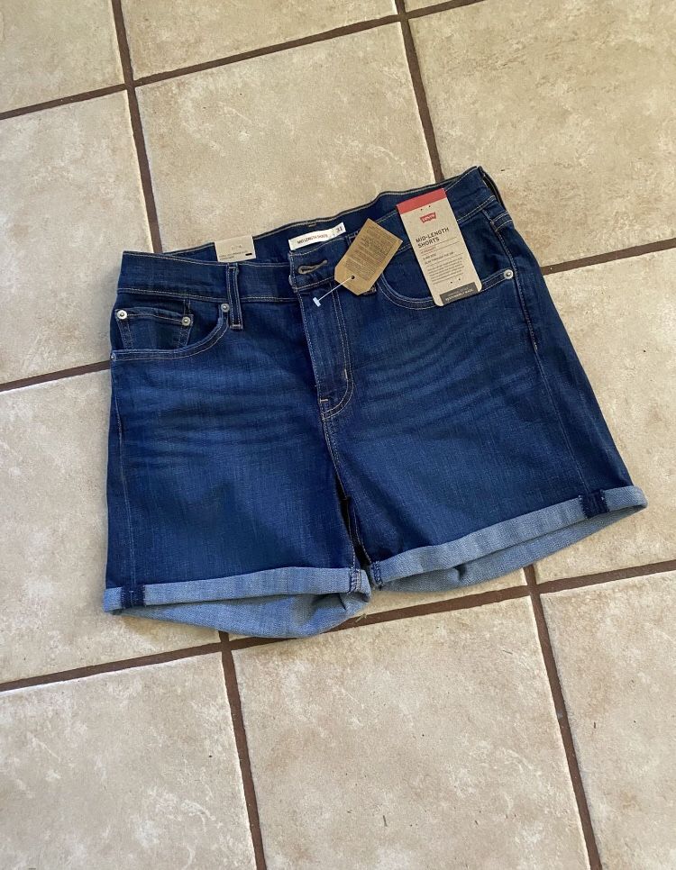 Woman’s Levi’s Mod-Length Mid-Rise Cuffed Denim Shorts Size 31”W New With Tags