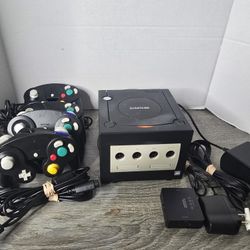 Gamecube Bundle- 4 Controllers.