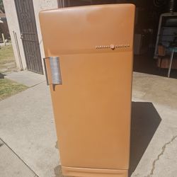 1950s Mid Century Modern Atomic Refrigerator Works Great And Great Condition!