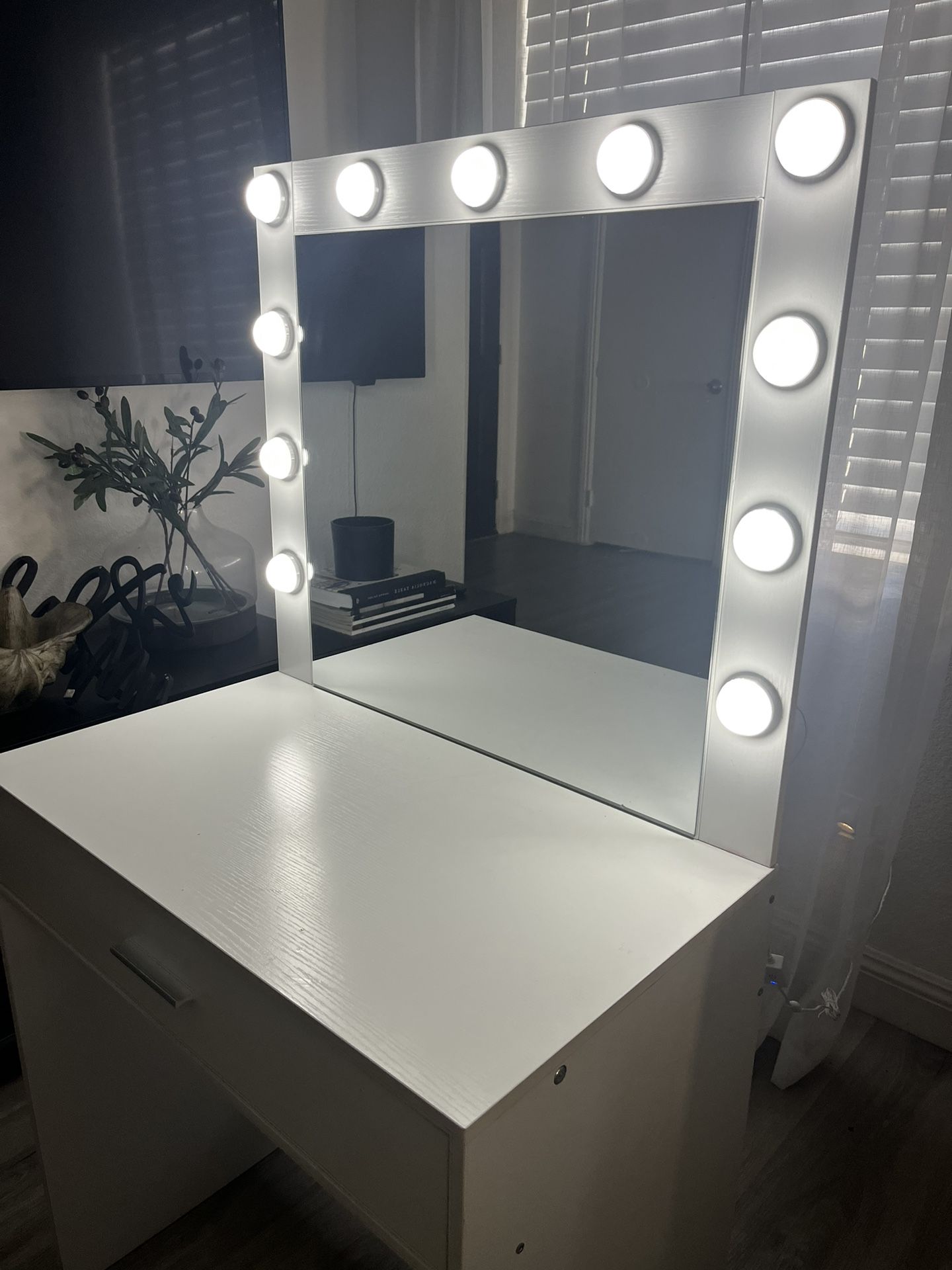 Vanity Make Up Desk With Lights