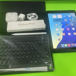 Apple IPad 7th generation  32 GB Unlocked With Keyboard 