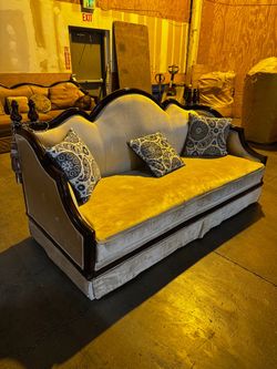 Traditional Upholstered Crème Sofa