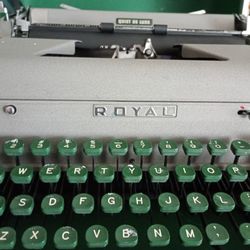 Old Typewriter Looks Good Asking 100 Or Trade