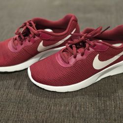 Burgandy NIKE Tanjun 4.5Y