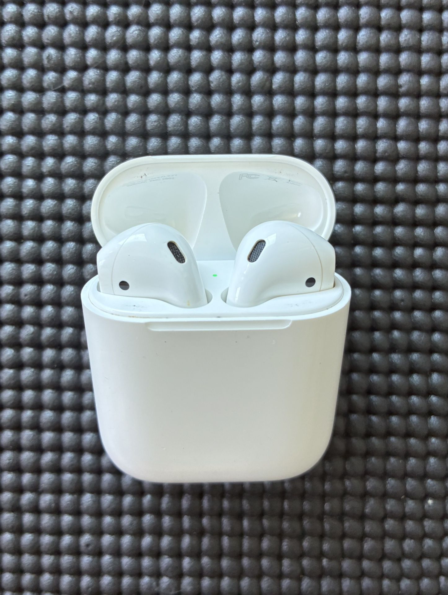Apple Airpods - 1st Gen