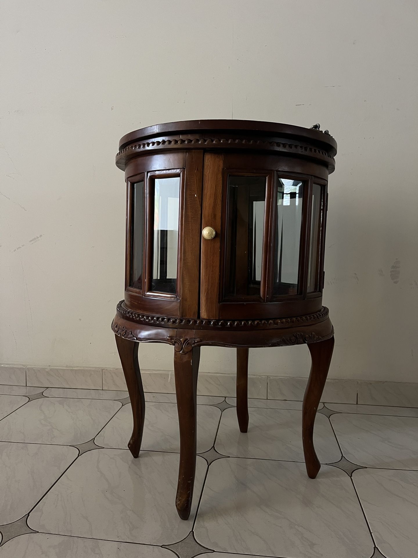 Mahogany Oval Vitrine Table with Two-Handle Tray Top