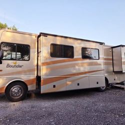 2006 Bounder 3 Slide  Motor home 34ft