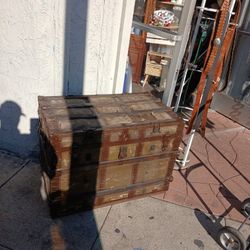 Beautiful Antique Flat Top Steamer Trunk Chest Coffee Table Storage Box 