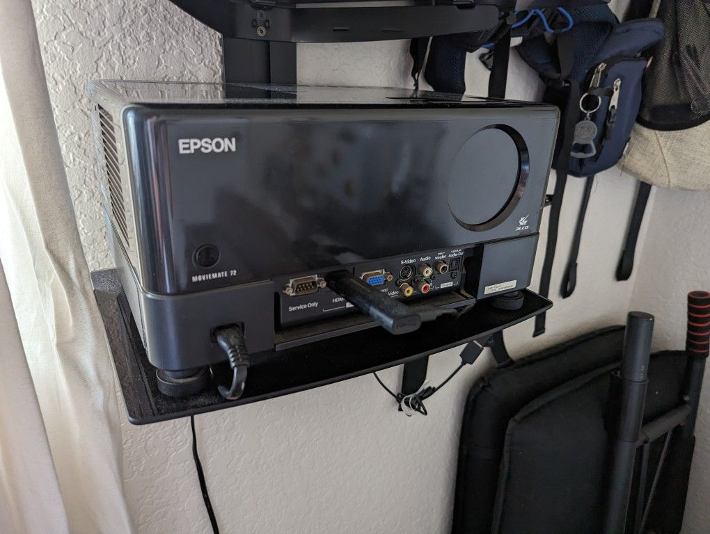 Epson Moviemate 72 Projector - Screen included!
