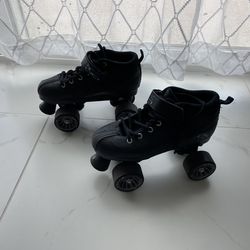 Roller skates - Women Size 6 - Color black