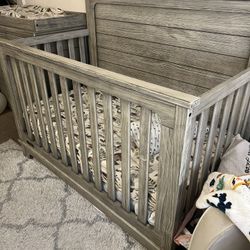 Kids crib 4-in-1 Convertible 