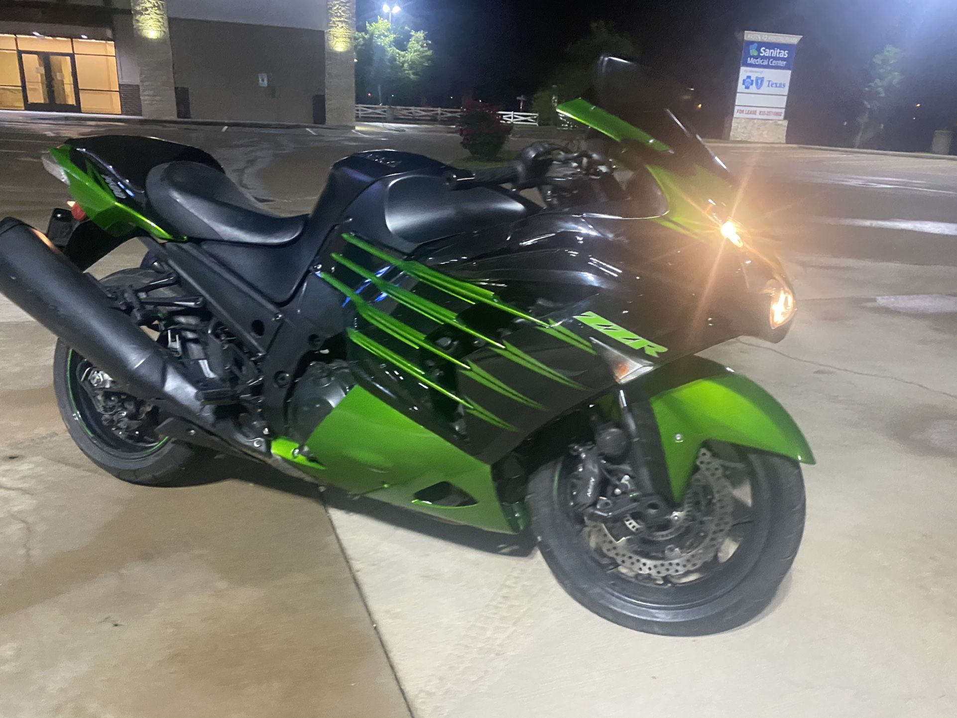 2015 Kawasaki Zx14 ( Only 1488 Miles )