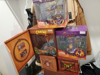 Crash and two spyro statue.