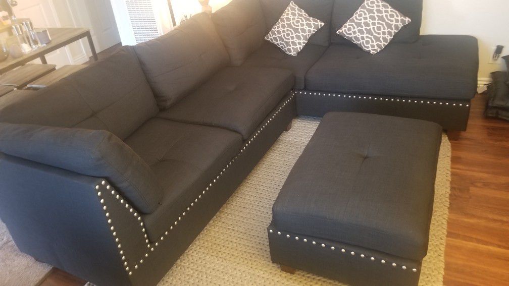 LIKE NEW BLACK SECTIONAL COUCH SOFA SET W/ OTTOMAN & PILLOWS. NO SMOKING & NO PETS. EXTREMELY CLEAN AND VERY COMFORTABLE (3 PIECES)