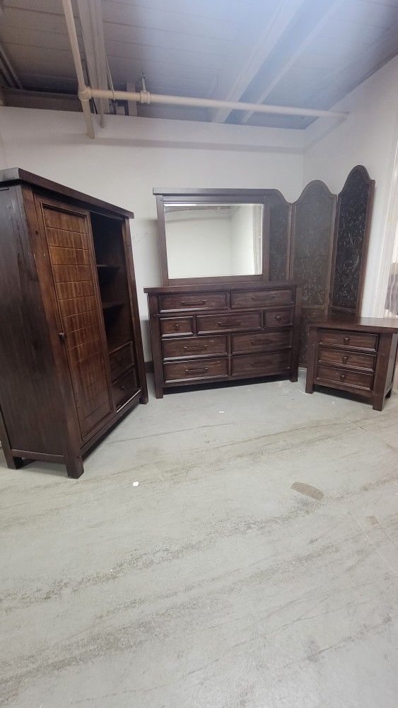 Free Local delivery! 3 pc Bob's Pecan Bedroom Dresser set w/mirrors
