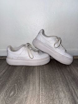 Nike Women’s Low Top Lace-Up Athletic Sneakers Solid White Rubber Outsole 7