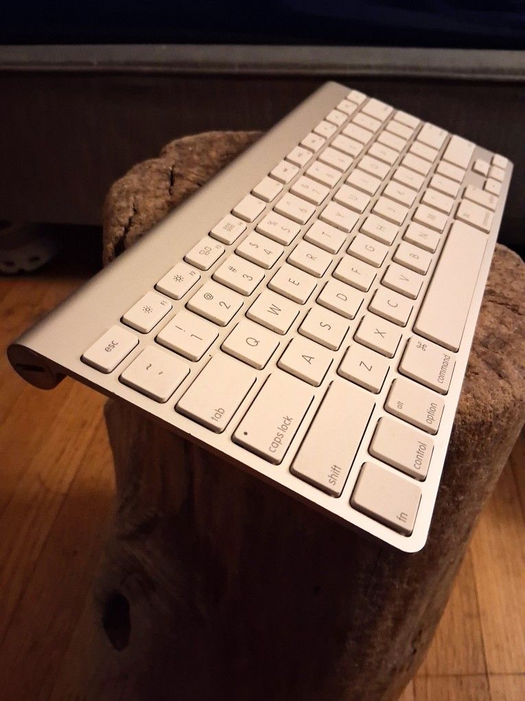 Apple A1314 Wireless Magic Keyboard with Bluetooth for iMac / Macbook / iPad Or Windows PC WORKS PERFECTLY!