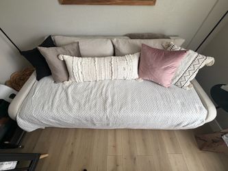 Couch / bed(s)