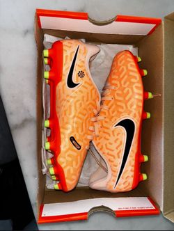 Soccer shoes