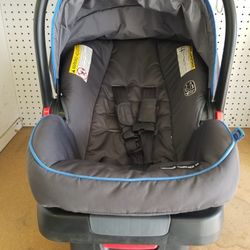 Graco Infant Car Seat And Snap And Go Comes With Base 