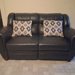 2 sets Couches /Reclining/ Sofa /300$/Shoot me A Offer /