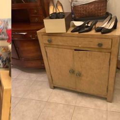Drexel heritage hutch entryway table