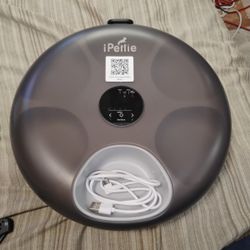The Ipettie Donuts Frost 6 Meal Cordless Automatic Pet Feeder