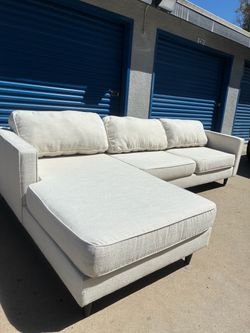 Living Spaces Sectional Couch 🛻Delivery Available🛻
