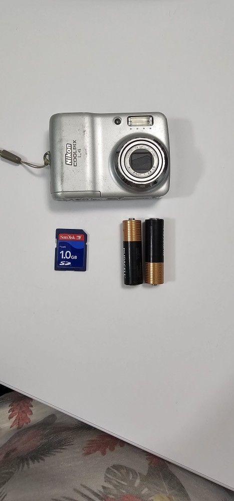 Vintage NIKON Coolpix L4 Digital Camera 4.0MP / Tested W/Case