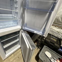 Classic Refrigerator /w Freezer. 