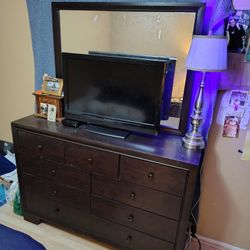 9 Drawer Dresser With 6 Ft Tall Mirror and Small Table