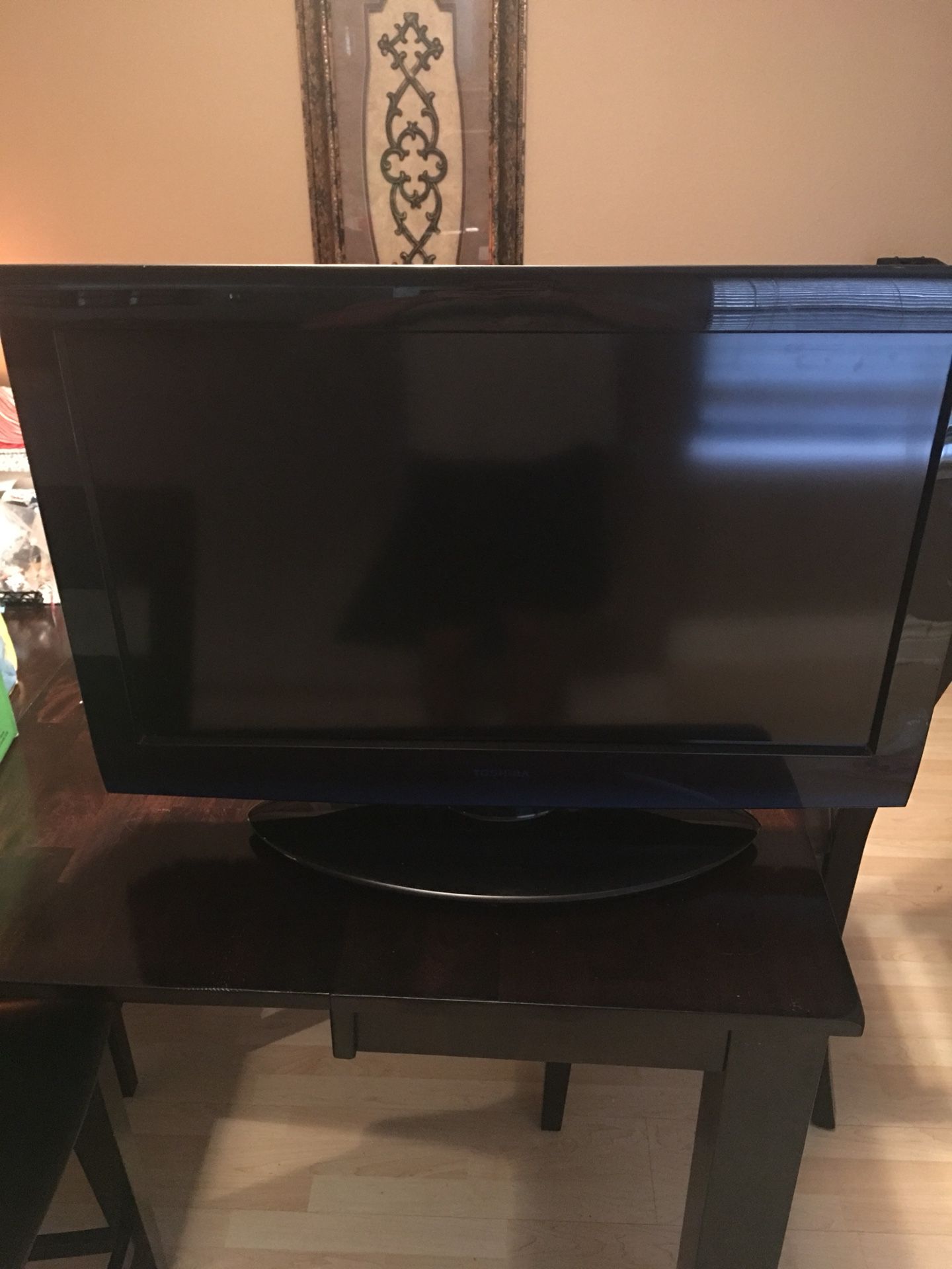Toshiba 32 inch Tv, normal wear with no remote