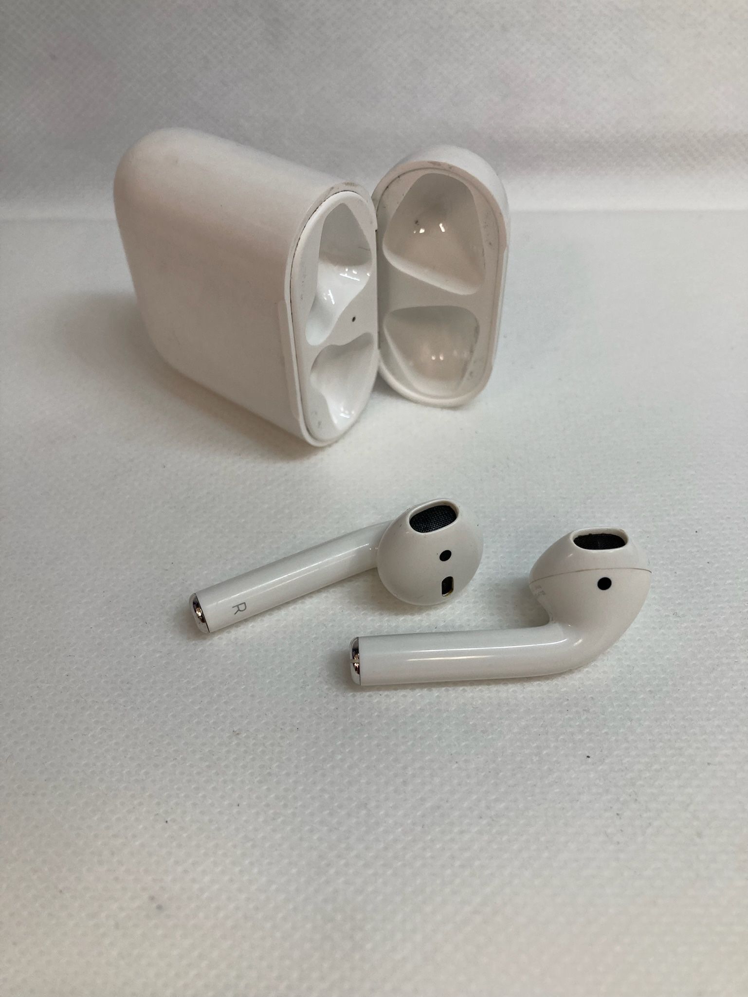 Apple AirPods 2nd Generation Bluetooth Earbuds With Wireless Charging Case