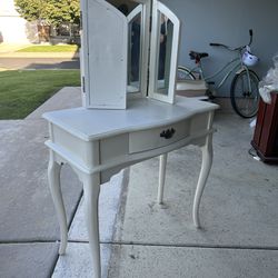 White Vintage Vanity Table 