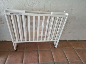 White Foldable baby crib w/ mattress