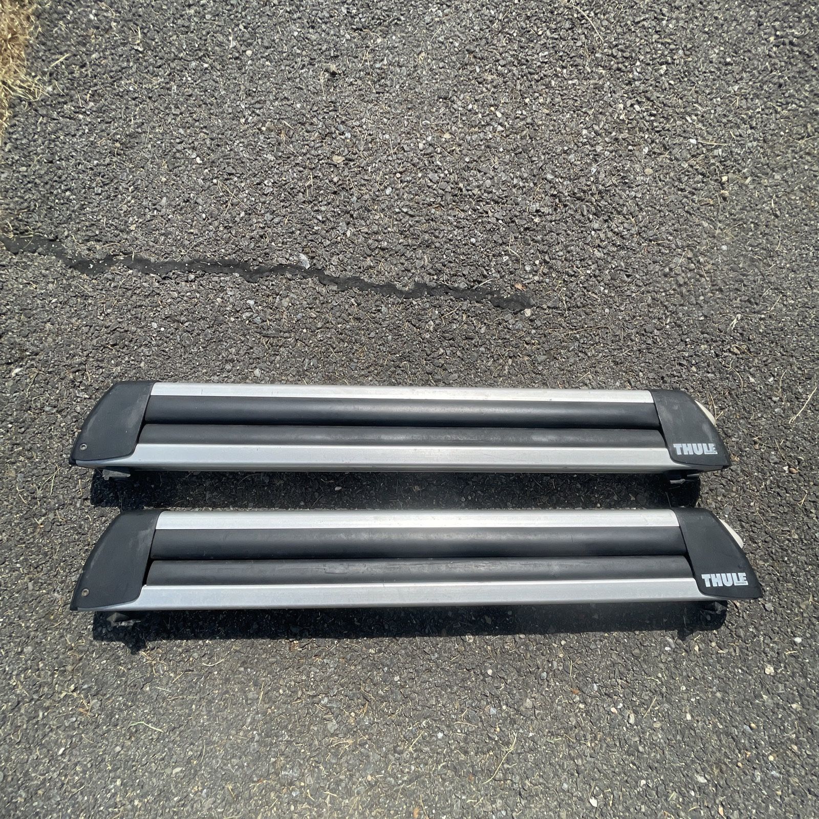 THULE 92725 Universal Flat Top 6 Ski or 4 Snowboard Roof Rack - No Keys