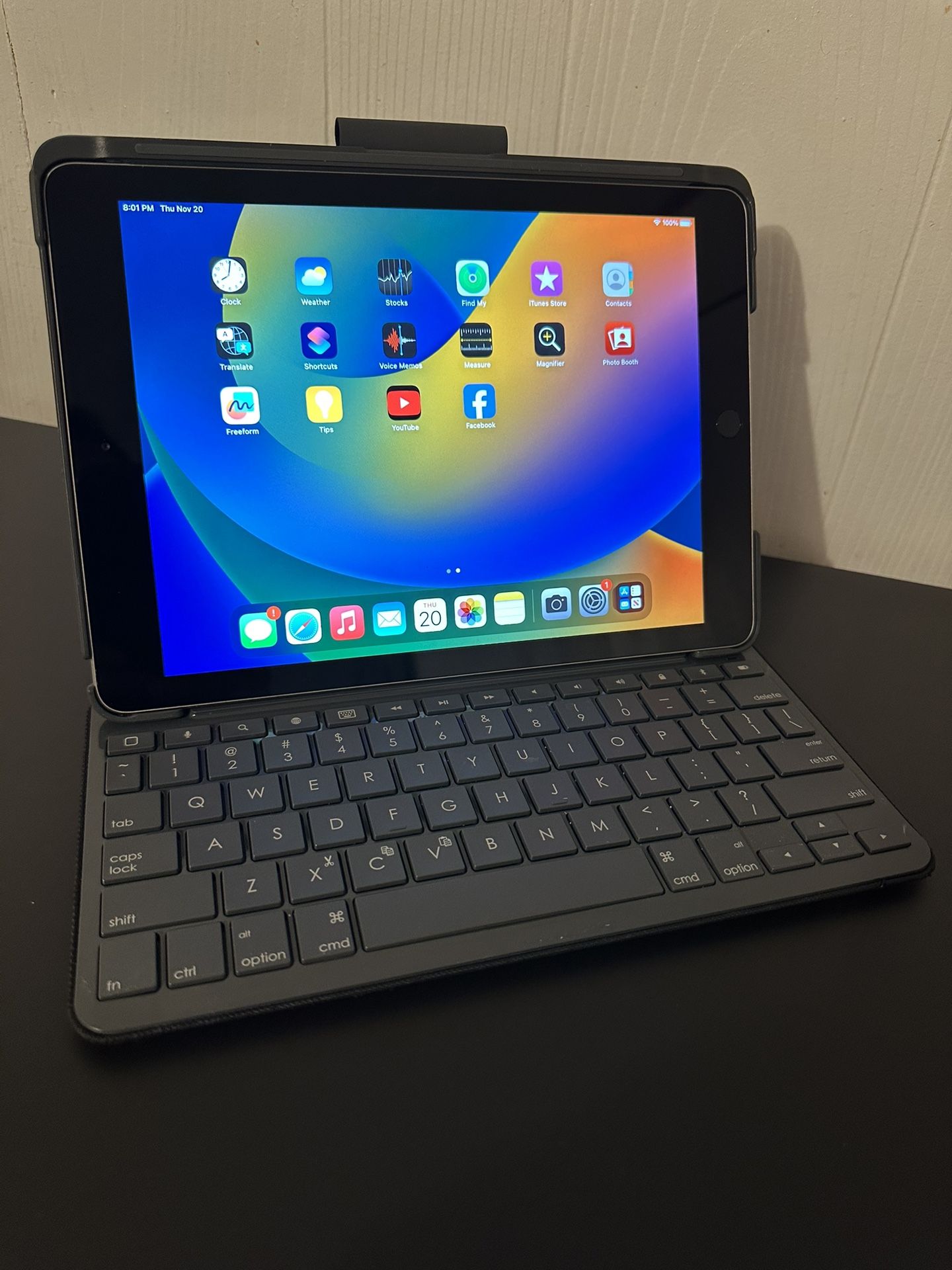 ipad 5 gen w / logi hard case and keyboard ,wifi only
