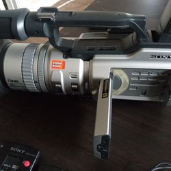 Sony DCR-VX2000 Video Camera 