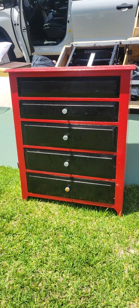 Medium 5-Drawer Chest of Drawers