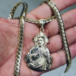 14k premium gold plated Jesus pendant and necklace ✅✅✅