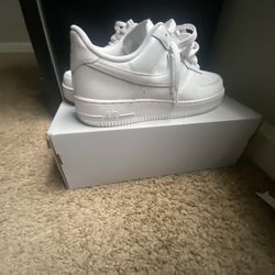 White Nike Air Force 1 Low – Size 8