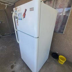 Refrigerator for sale works. Good need some Drawers.