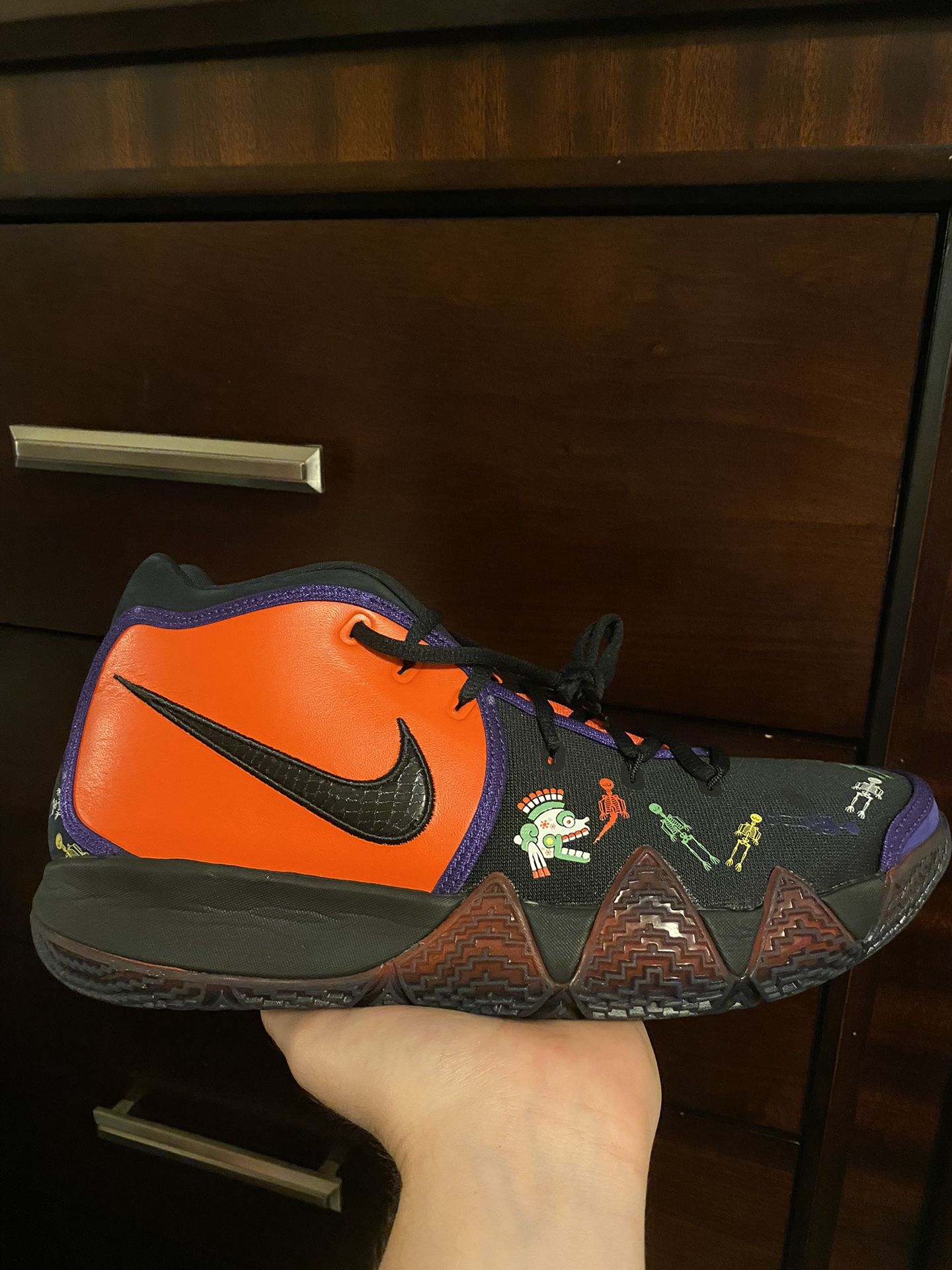 NIKE KYRIE 4 DOTD TV PE 1Nike Kyrie 4 Dotd Tv PE 1 スニーカー 通販 