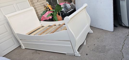 **Twin wooden trundle bed  **