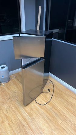 Mini refrigerator with freezer