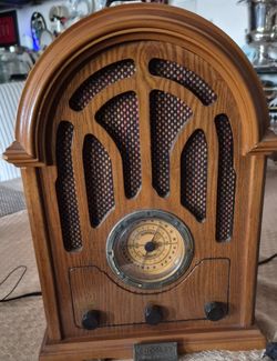 Crosley Vintage-Style AM/FM Radio