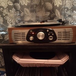 1byone Stereo Turntable W/ Built In Speakers And USB
