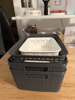Small plastic basket 
