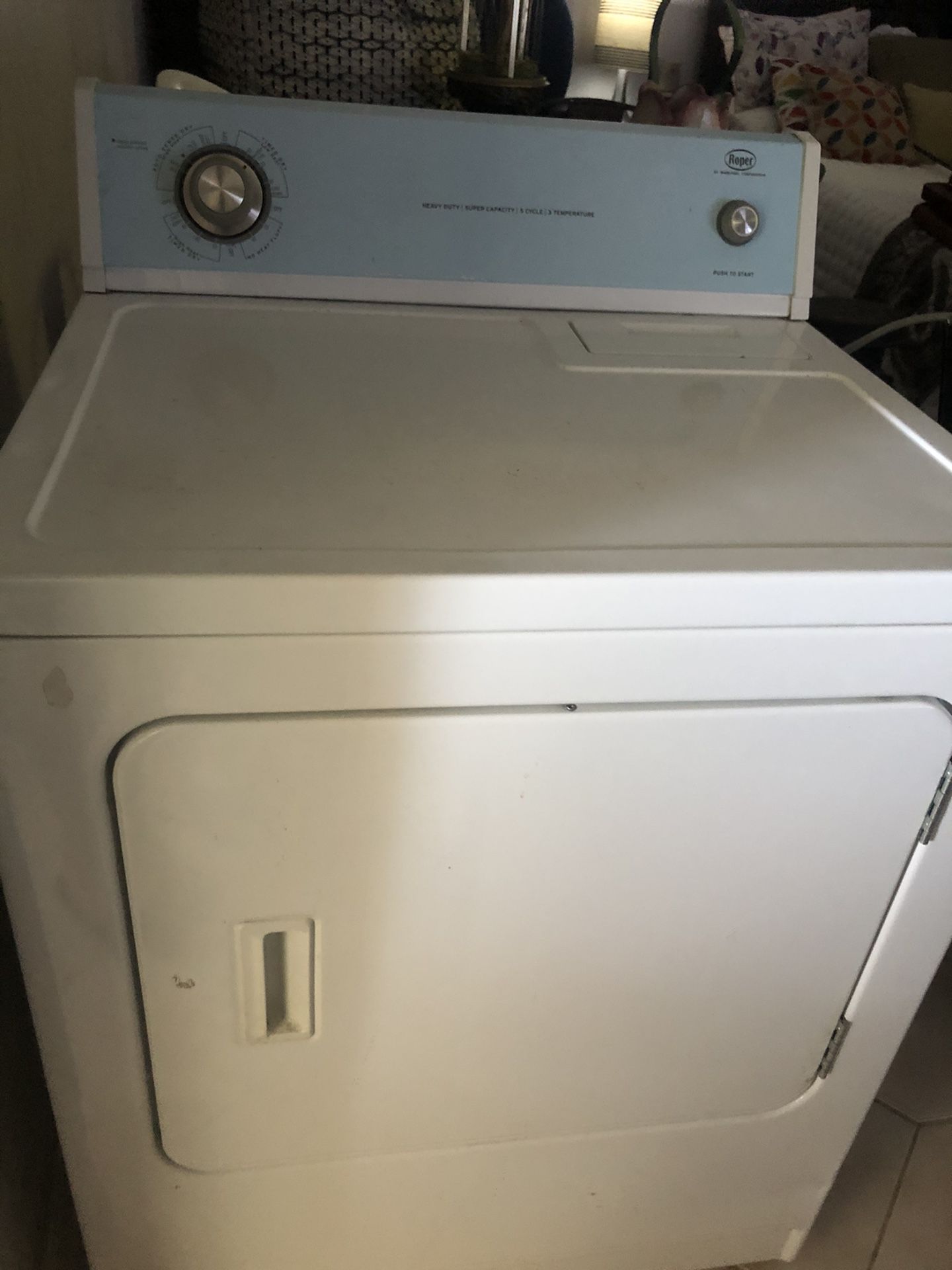 Roper dryer! Big capacity!! Electric ! Timer doesn’t work, I used my phone timer! This dryer gets really hot, works great!!