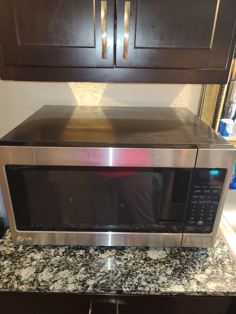 LG Microwave, Very Nice, Large Capacity!